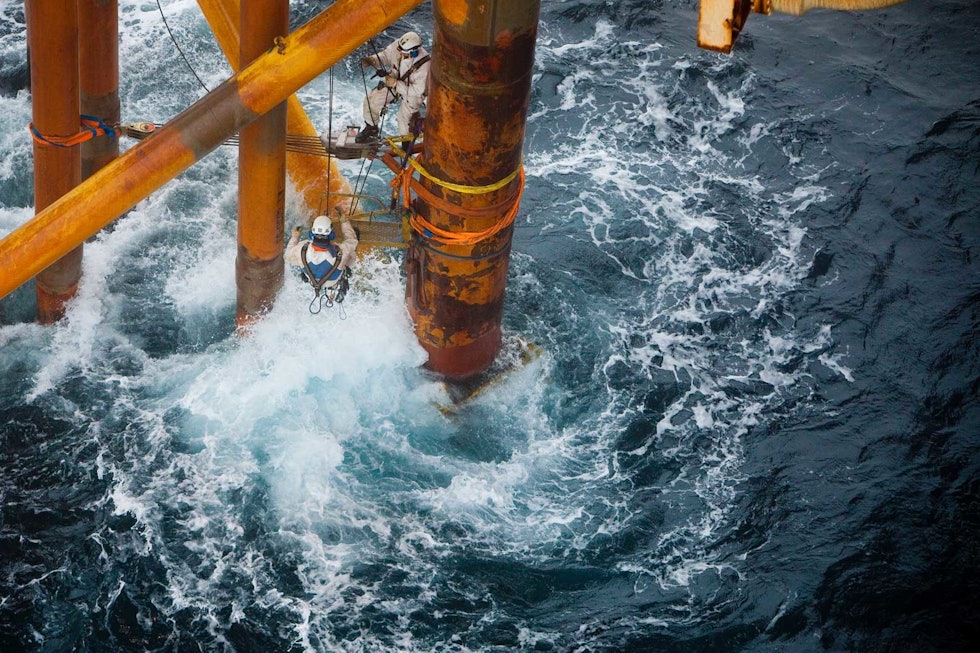 Vått: Klatrere i aksjon i bølgesonen på en oljeplattform. Foto: Terje Aamodt Industriklatring-12