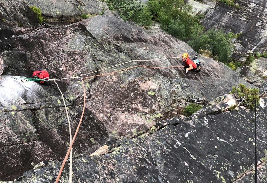 NYESTE RUTE: Sterkingen Jon Olav Grepstad tester taulengdene under tilretteleggingen av den nye ruta Eira. Foto: Thomas Horgen Andersnatten via ferrata