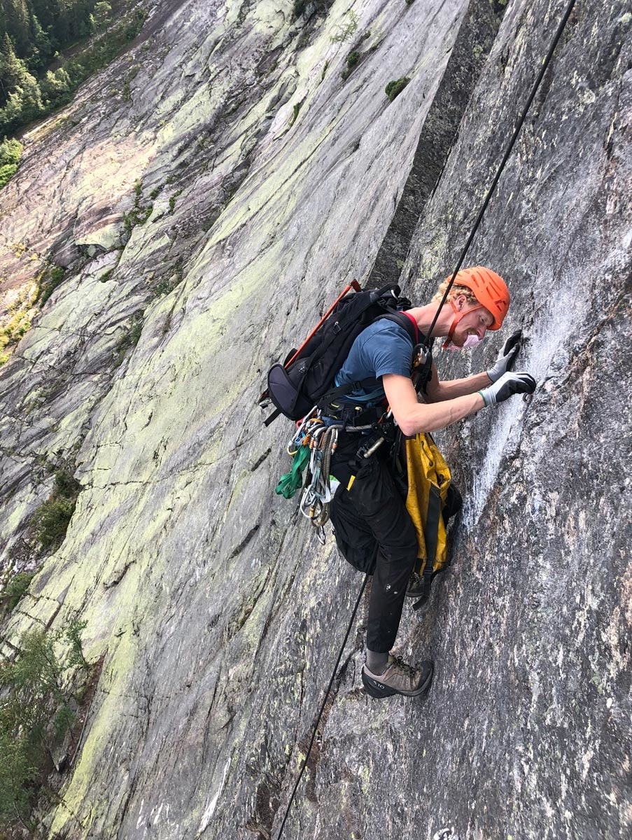 NY RUTE: Thomas Horgen plasserer limbolter på den nye ruta Eira. Foto: Privat andersnatten via ferrata