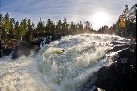 AURDØLA: Karl Engen padler i Aurdøla, som er et spetakkel av ei elv i Buskerud. Foto: Espen Mikkelborg