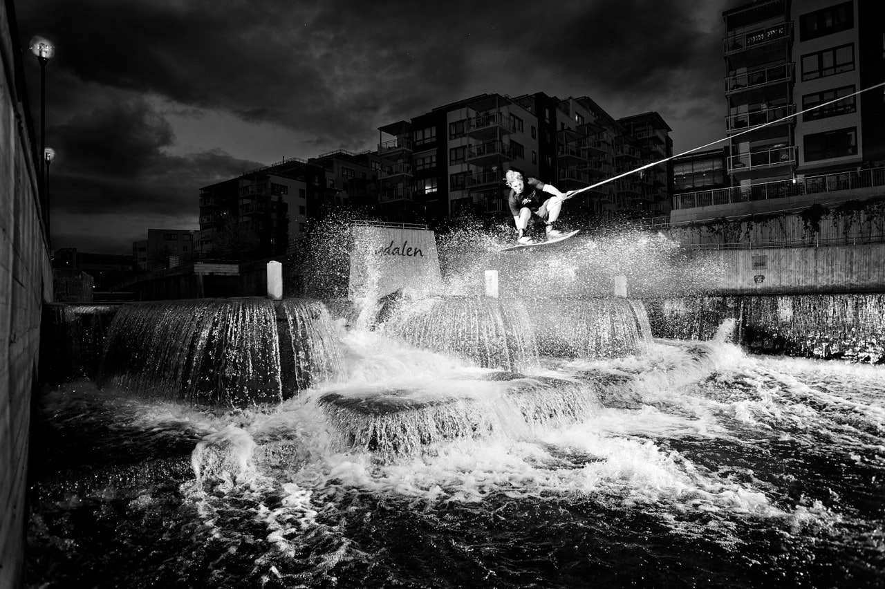 NYDALEN: Blant betong og BI-studenter popper Odd Roar Solerød ut et av Akerselvas mange småfosser. Bilde: Emil Kjos Sollie NYDALEN: Blant betong og BI-studenter popper Odd Roar Solerød ut et av Akerselvas mange småfosser. Bilde: Emil Kjos Sollie
