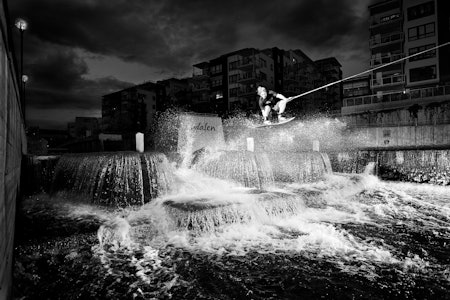 NYDALEN: Blant betong og BI-studenter popper Odd Roar Solerød ut et av Akerselvas mange småfosser. Bilde: Emil Kjos Sollie NYDALEN: Blant betong og BI-studenter popper Odd Roar Solerød ut et av Akerselvas mange småfosser. Bilde: Emil Kjos Sollie