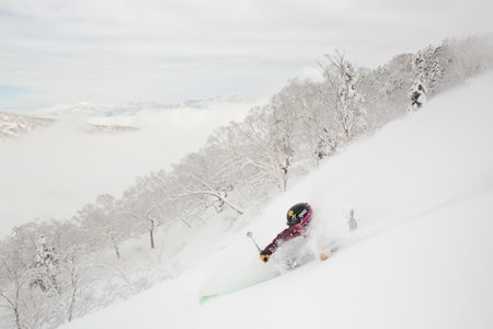 EN BOLLE SNØ: Backbowlen på Tsugaike i dalen Hakuba er garantert snøkanonsfri. Anne May smiler sikkert her også. Alle foto: Fredrik Schenholm EN BOLLE SNØ: Backbowlen på Tsugaike i dalen Hakuba er garantert snøkanonsfri. Anne May smiler sikkert her også. Alle foto: Fredrik Schenholm
