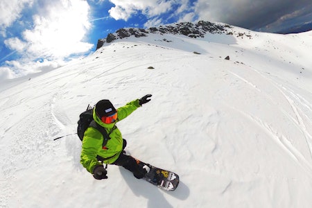FIN TUR: Bjørn Magnus Worakit Kronen fikk nyte god pudder og sol på Omnatind i Rosendalsalpene. Foto: Bjørn Magnus Worakit Kronen Omnatind Rosendal