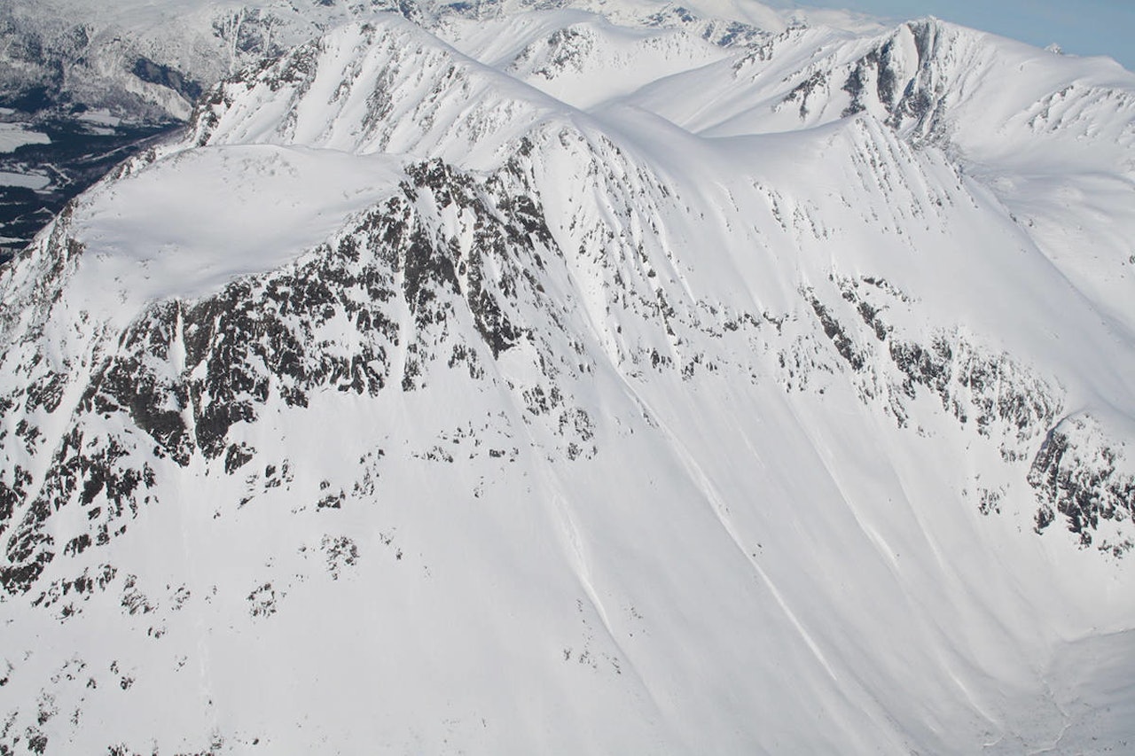 ULYKKE: Det var i denne fjellsiden, sørsiden av Gråfonnfjellet, at dødsulykken søndag skjedde. Flyfoto av fjellsiden er tatt ved en tidligere anledning. Foto: Halvor Hagen Gråfonnfjellet
