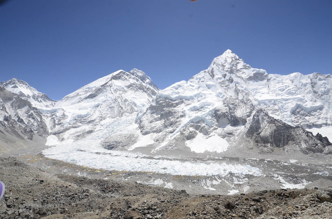 EVEREST, LHOTSE OG NUPTSE: Det er et større smitteutbrudd i Everest Base Camp, men myndighetene nekter for at det er et reelt smitteutbrudd. Foto: Jyamchang Bhote EVEREST, LHOTSE OG NUPTSE: Det er et større smitteutbrudd i Everest Base Camp, men myndighetene nekter for at det er et reelt smitteutbrudd. Foto: Jyamchang Bhote