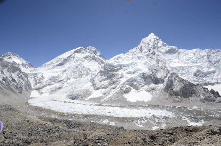 EVEREST, LHOTSE OG NUPTSE: Det er et større smitteutbrudd i Everest Base Camp, men myndighetene nekter for at det er et reelt smitteutbrudd. Foto: Jyamchang Bhote