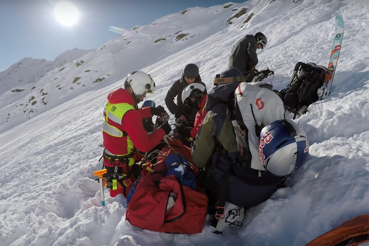 FALL: Smoothy blir til slutt hentet av helikopter, men ulykken kunne virkelig gått ille. Se klippet her. Foto: Skjermdump FALL: Smoothy blir til slutt hentet av helikopter, men ulykken kunne virkelig gått ille. Se klippet her. Foto: Skjermdump