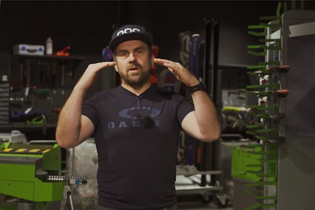 HÅRFINT: Skiekspert Arild Vegstø forklarer hvorfor «hengende kant» på alpinski ikke burde være et fremmedord. Bilde: Christian Nerdrum Skiekspert Arild Vegstø forklarer hvorfor «hengende kant» på alpinski ikke burde være et fremmedord. Bilde: Christian Nerdrum