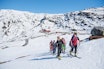 TOPPTURER: Turtagrø Hotell er et populært hotell for toppturfolk, med flere fine toppturer rett i nærheten. Her er en gjeng på vei opp Nordre Dyrhaugstind med hotellet i bakgrunnen. Foto: Martin Innerdal Dalen Turtagrø hotell toppturer