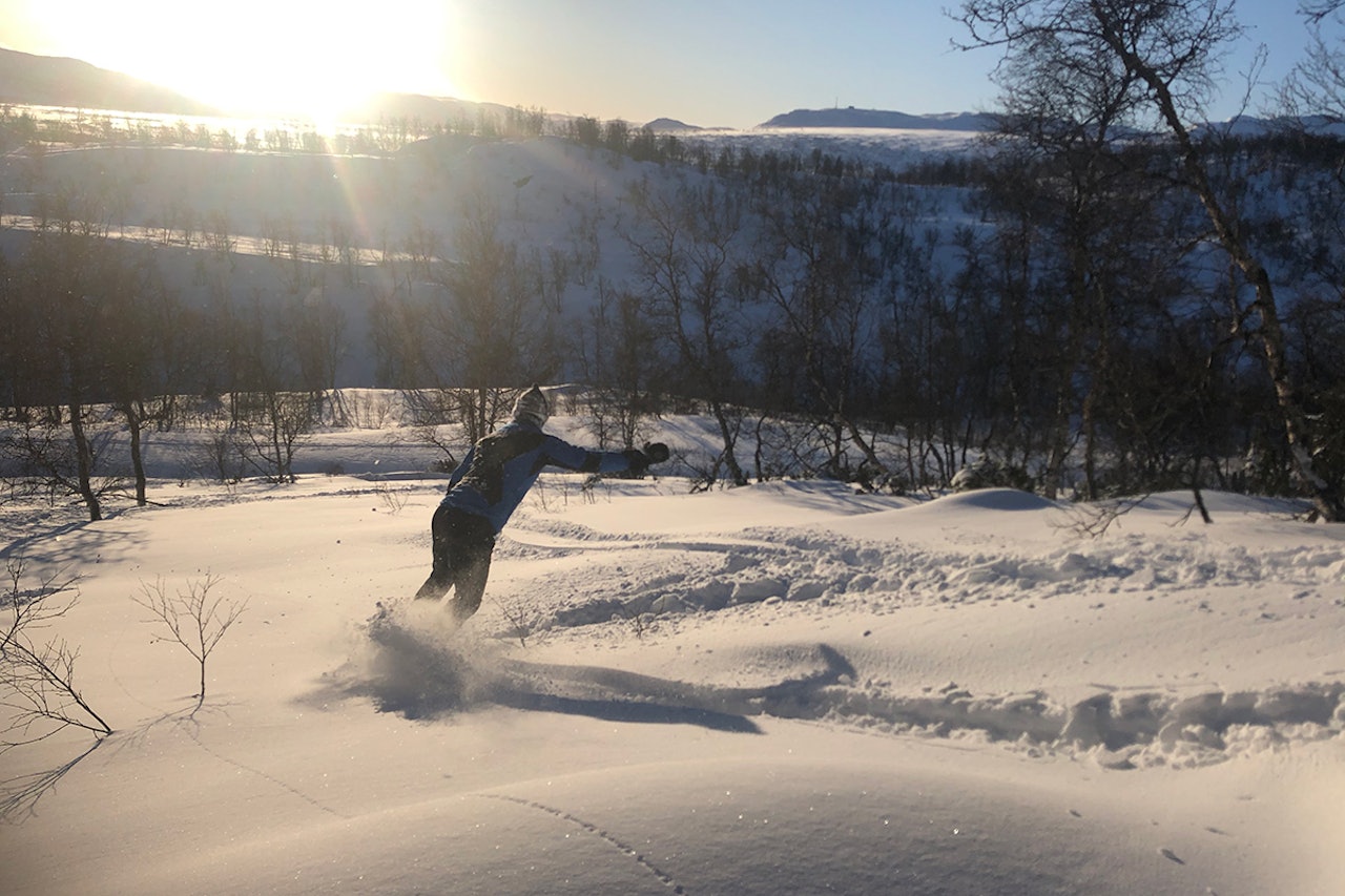 NOBOARD: Magnus Barkved Olsen surfer ned fjellsiden uten bindinger. Foto: Anders Holtet NOBOARD: Magnus Barkved Olsen surfer ned fjellsiden uten bindinger. Foto: Anders Holtet