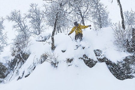 HODLEKVESKOGEN: Slik så det ut i Hodlekve i helga. Her nyter Viktor Persson nysnøen. Foto: Bård Basberg