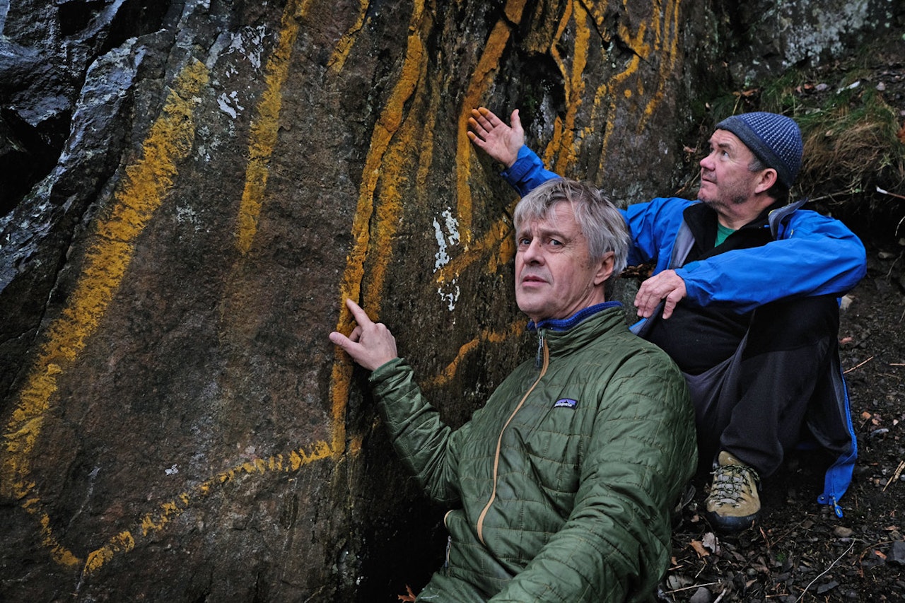 ANMELDER KOLSÅS-KUNST: Klatrelegendene Marius Morstad og Jon Gangdal (bak) sier de vil anmelde kunstner Helle Siljeholm etter kunstprosjektet The Mountain Body i Østveggen på Kolsås, hvor det fortsatt er gule merker på veggene, snart tre måneder etter merkene ble påført. Foto: Hans Eidstuen Kolsås Helle Siljeholm