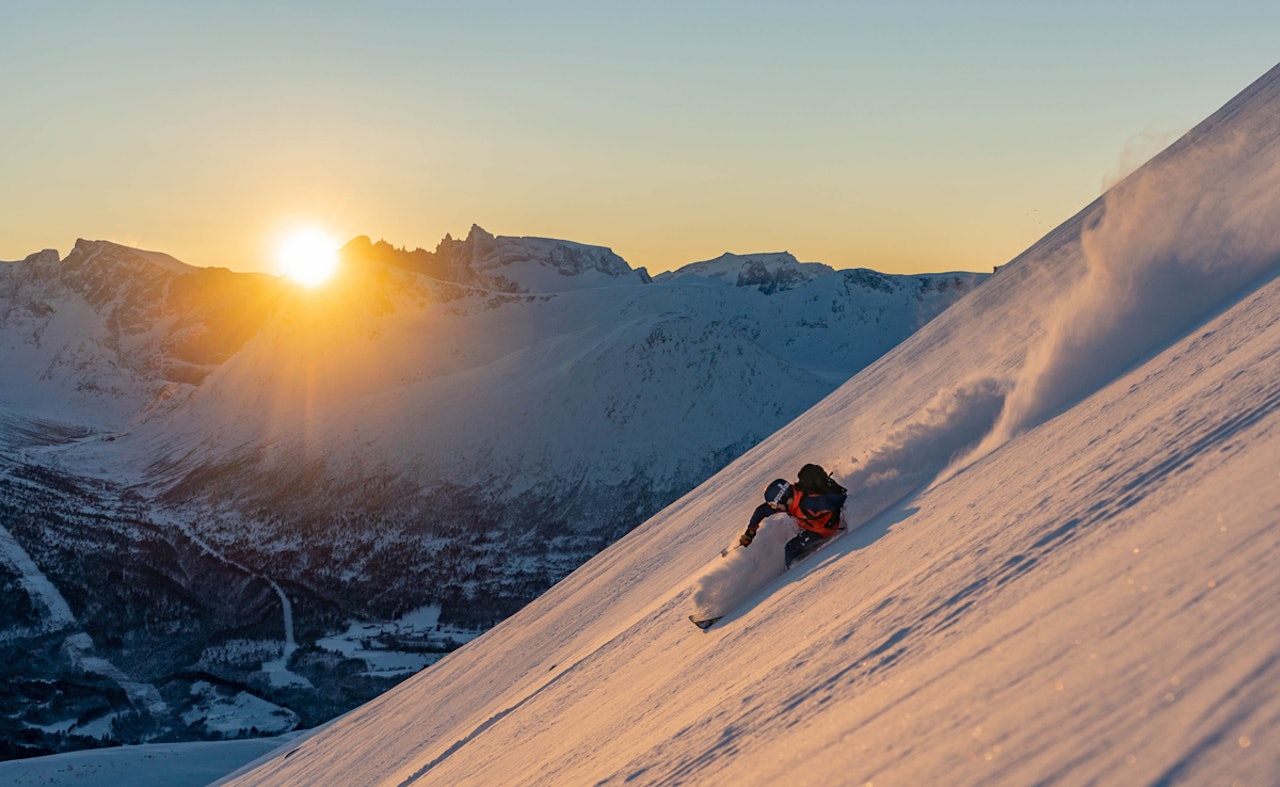 NYDELIGE FORHOLD: Fra tur nummer to på Kirketaket med Europas høyeste fjellvegg i bakgrunnen. Foto: Emil Neby topptur Romsdal