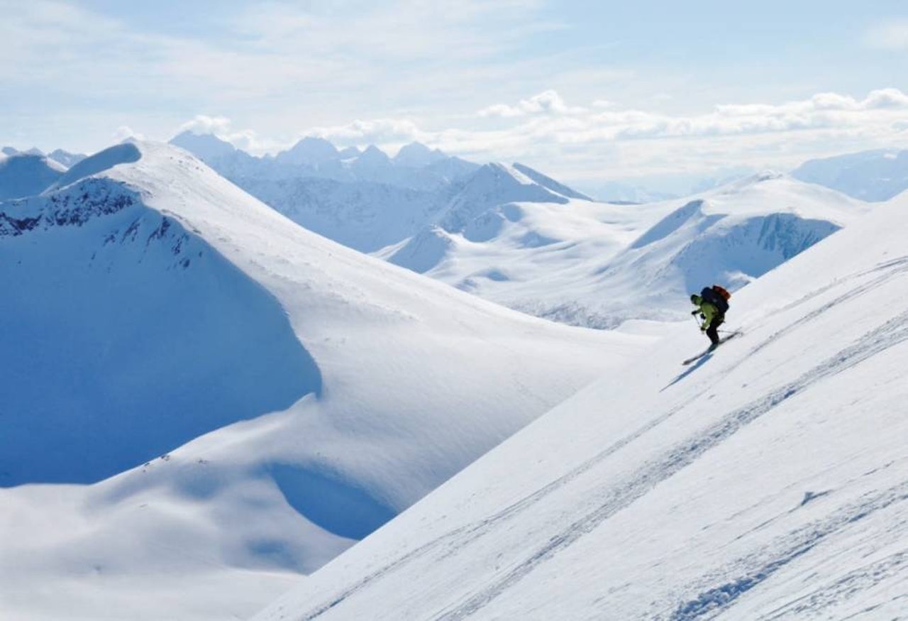 RUSSELVFJELLET: Torben Rognmo på vei ned fra Russelvfjellet, en av fire enkle og fine toppturer i Lyngen. Foto: Espen Nordahl Russelvfjellet Lyngen