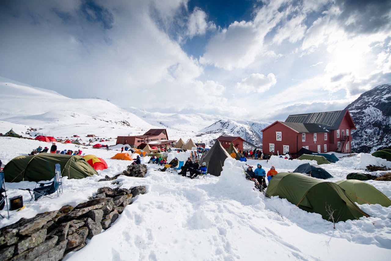 INGEN TELT: High Camp Turtagrø vil i 2021 gå uten telt på plassen utenfor hotellet. Foto: Martin I. Dalen High Camp Turtagrø