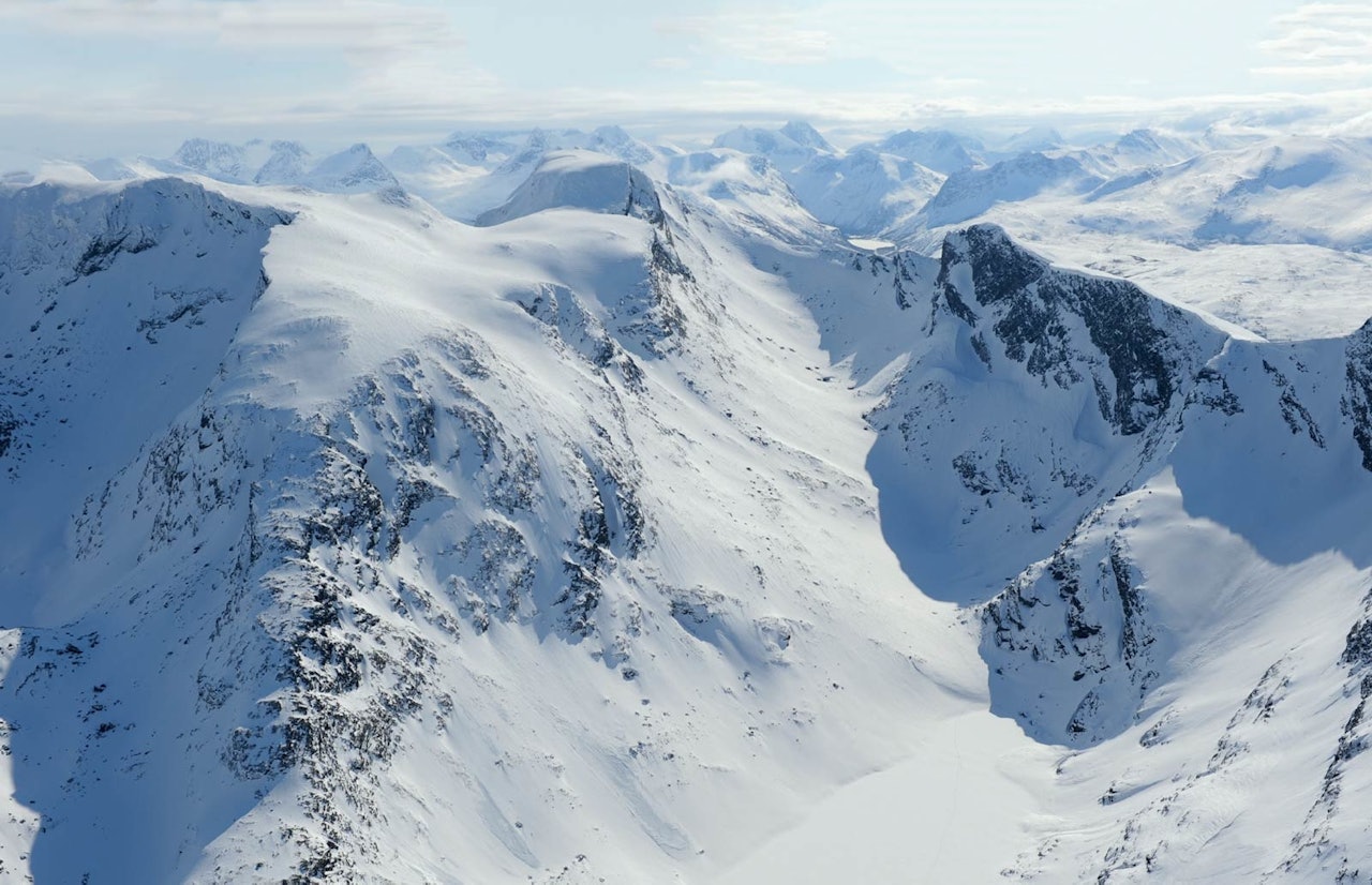 REDNINGSAKSJON: Det har pågått en omfattende retningsaksjon etter en fallulykke på Beisfjordtøtta i Narvik. Foto: Rune Dahl / Toppturer rundt Narvik Beisfjordtøtta