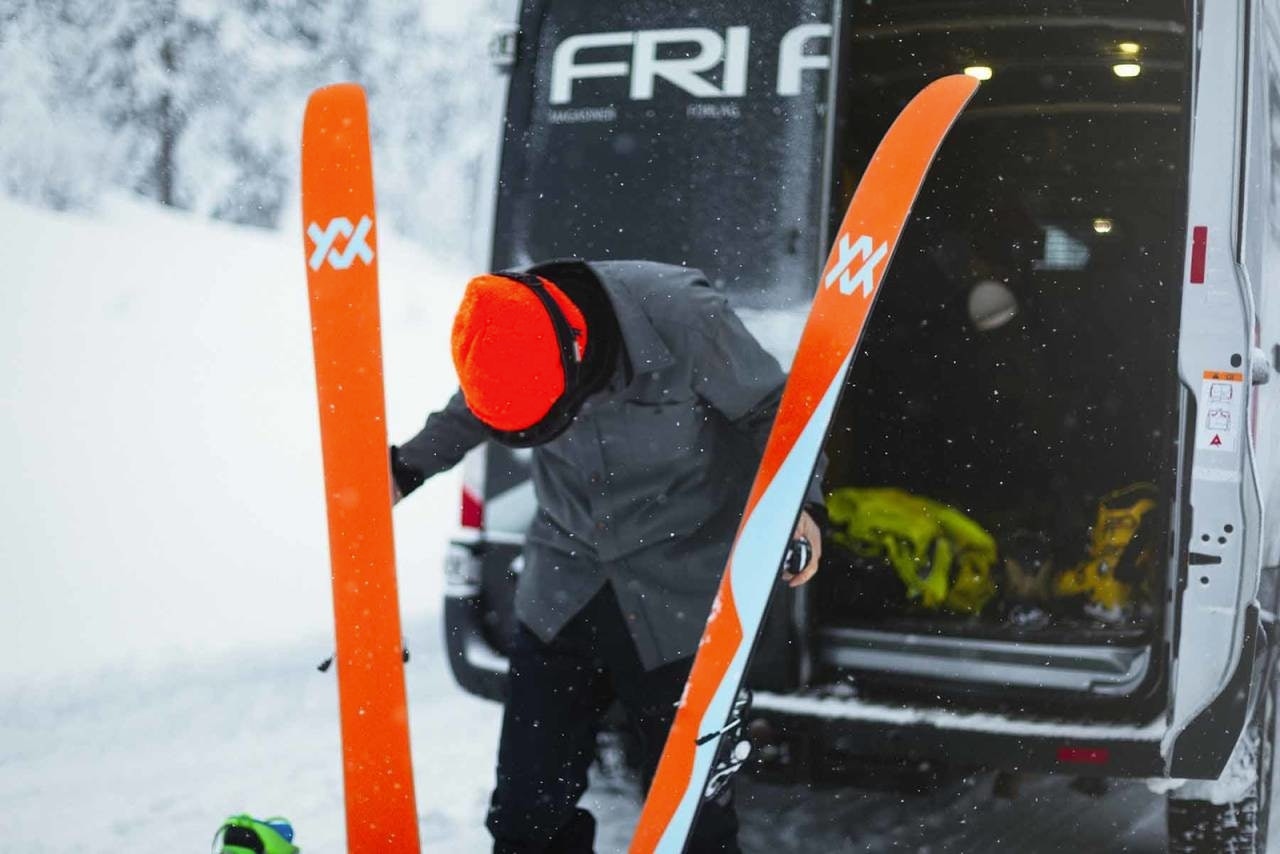 SKITEST: Det er testet en rekke ski fra Völkl. Her er Fri Flyt-redaktør Henning Reinton med skien Völkl Revolt 121. Foto: Kristoffer H. Kippernes Völkl skitest