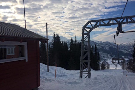 HISTORISK: Norges eldste stolheis kan bli revet. Toppen av heisen var i de årene løypa ble tråkket også et populært utgangspunkt for langrennsturer. Foto: Oppheimsheisen Oppheimsheisen