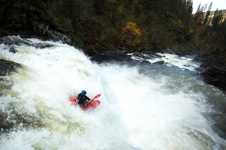 SPENNENDE: Elvepadling byr på spennende opplevelser i unik natur. Men skal du sette utfor slike fosser må du ha det rette utstyret. Foto: Tore Meirik elvepadling utstyr
