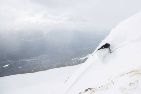 PUDDER: Nico Vuignier sender en spray over hjembygda. Foto: Tore Meirik Cras Montana