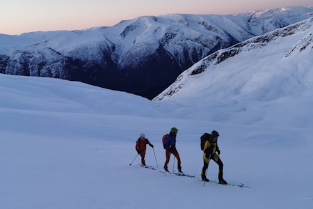 FJÆRLANDSFJORDEN: Gjermund Nordskar gikk Fjærlandsfjorden rundt sammen med Asbjørn Klakeg Forland, Espen Hermans og Martin Schøber (på bildet). Foto: Gjermund Nordskar Fjærlandsfjorden rundt