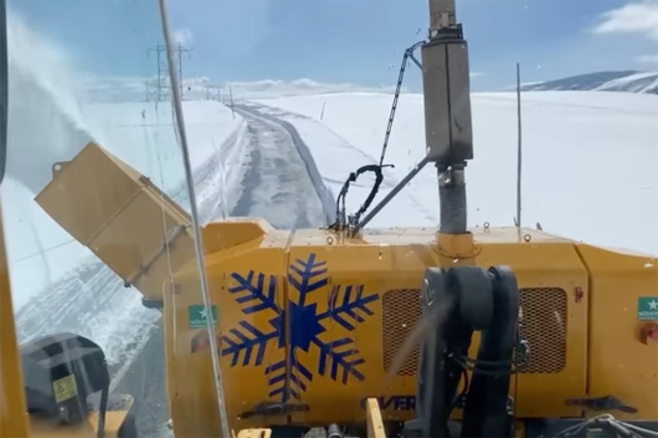 BRØYTER: Her brøyter de Tindevegen, som etter all sannsynlighet åpner til helga. Foto: Tindevegen Tindevegen