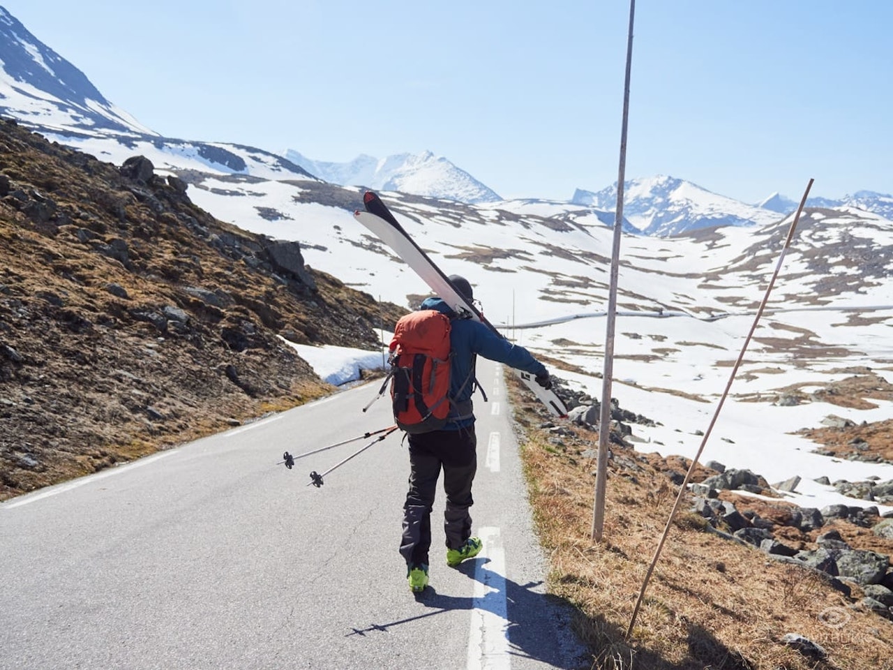 SOGNEFJELLSVEGEN ER ÅPEN: Mye skiterreng blir tilgjengeliggjort når den sentrale fjellovergangen som binder øst og vest sammen åpner. Foto: Timme Ellingjord Sognefjellet topptur ski
