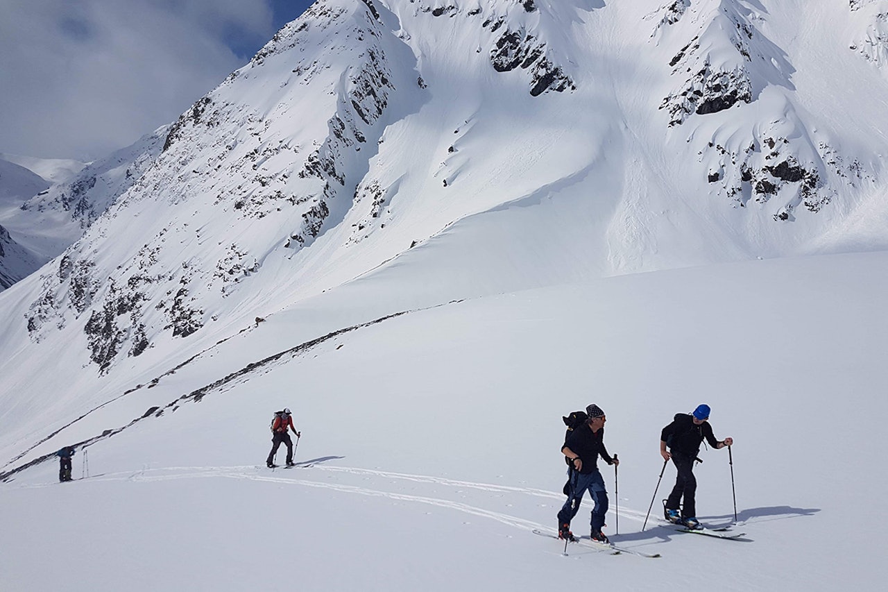SNØ: Snøen fortsetter å lave ned i Lyngen, og det blir etter alt å dømme en fin sommersesong. Foto: Mountain Magic Lodge Lyngen topptur