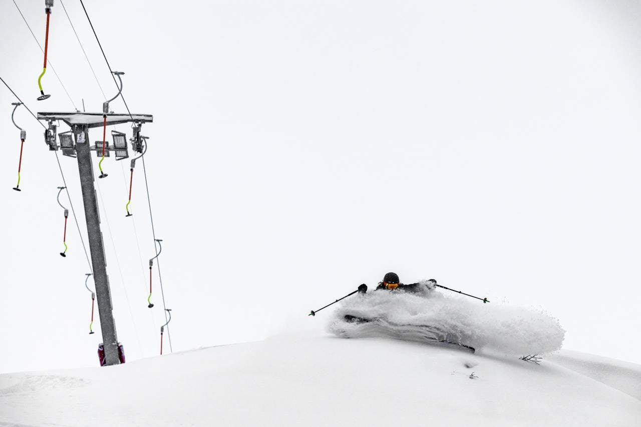 NY HEIS: Sondre Loftsgarden koser seg rett ved heisen i Høgevarde, som ble bygd foran 2017-sesongen. Nå kommer det enda en ny heis. Foto: Bård Basberg Høgevarde Sondre Loftsgarden