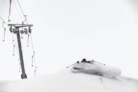 NY HEIS: Sondre Loftsgarden koser seg rett ved heisen i Høgevarde, som ble bygd foran 2017-sesongen. Nå kommer det enda en ny heis. Foto: Bård Basberg Høgevarde Sondre Loftsgarden