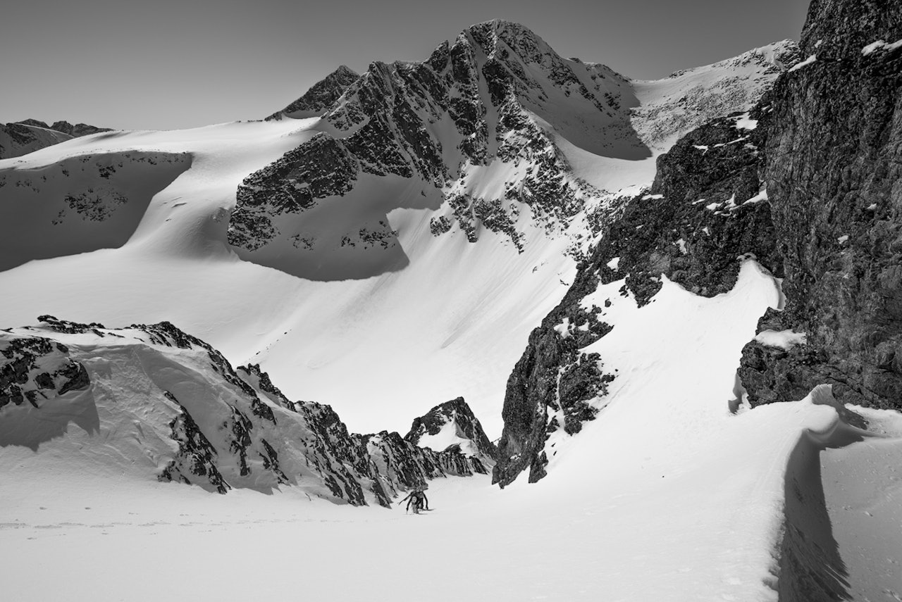 TØFFE FJELL: Rick Wheatley og Veronica Lie på ei opp fra Skravfløybreen, med Skarvfløytinden bak. Foto: Johan Wildhagen Jotunheimen topptur hund