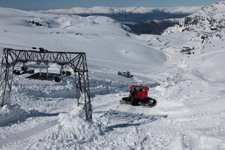 ÅPENT: Folgefonna har åpnet for sesongen, men det kan ta ytterligere tid før det blir park klar i sommerskisenteret. Foto: Jan Petter Svandal Folgefonna park