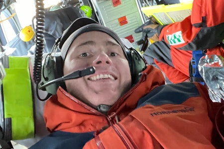 AMBULANSE: Nikolai Schirmer ble hentet av luftambulanse etter kræsjet i Lyngen. Foto: Nikolai Schirmer Nikolai Schirmer