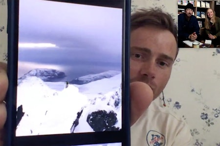 BLÅSKREDTINDEN: Nikolai Schirmer viser frem bilde fra Blåskredtinden over videolink. I ruten ser du Fri Flyt-redaktør Henning Reinton og prosjektleder Lisa Kvålshaugen Bjærum. Foto: Skjermdump Nikolai Schirmer