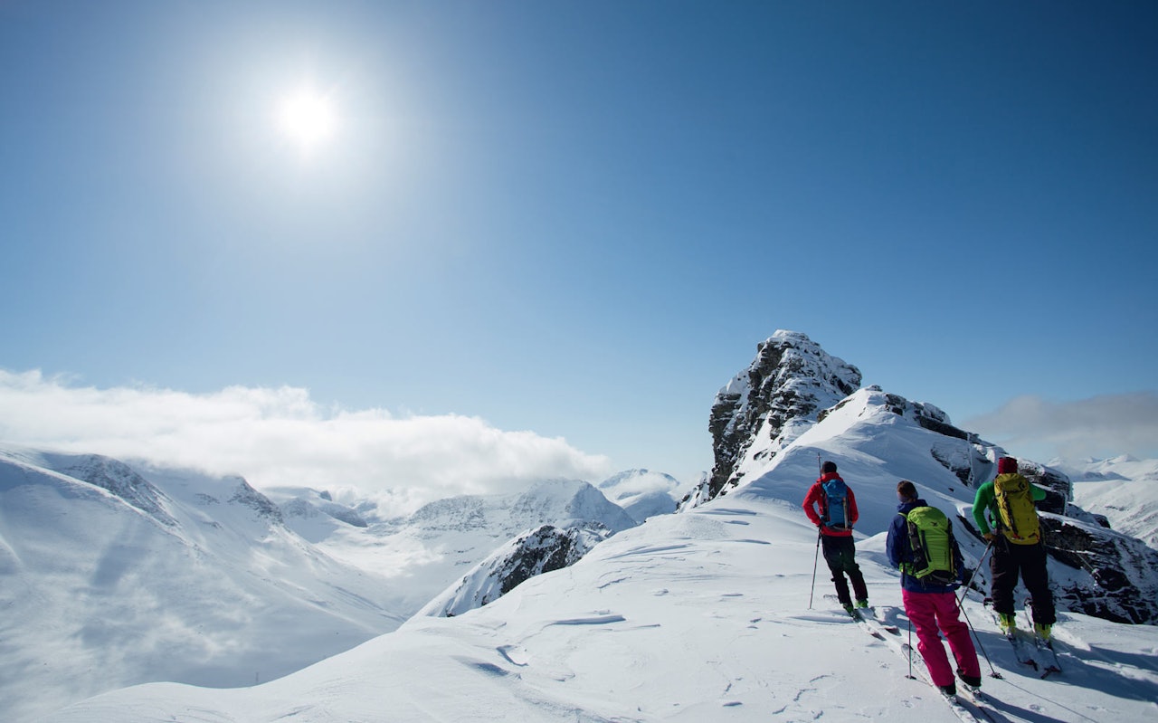 STARTEN: …eller slutten. Dette er i hvert fall punktet hvor skiene må av hvis du skal til topps og hvor den mest spennende nedkjøringa starter. Erik Martinsen, Janette Hargin og Markus Wassdahl studerer veien videre.