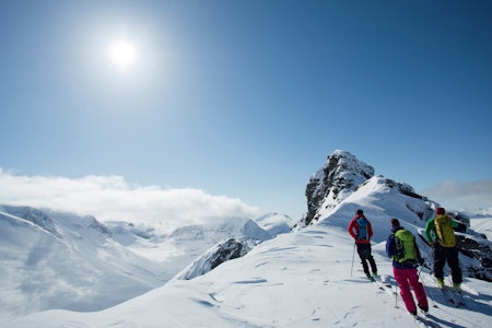 STARTEN: …eller slutten. Dette er i hvert fall punktet hvor skiene må av hvis du skal til topps og hvor den mest spennende nedkjøringa starter. Erik Martinsen, Janette Hargin og Markus Wassdahl studerer veien videre.