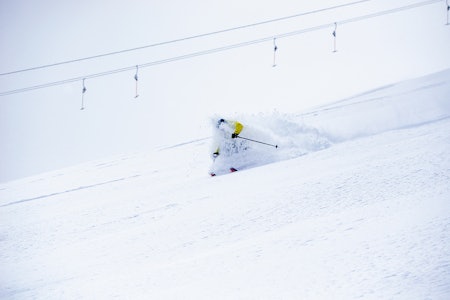 PUDDERSOMMER: Dette bildet av Henrik Ulleland som prøver brede toppturski under Fri Flyts skitest ble tatt 28. mai på Galdhøpiggen sommerskisenter. Foto: Martin I. Dalen Lette toppturski