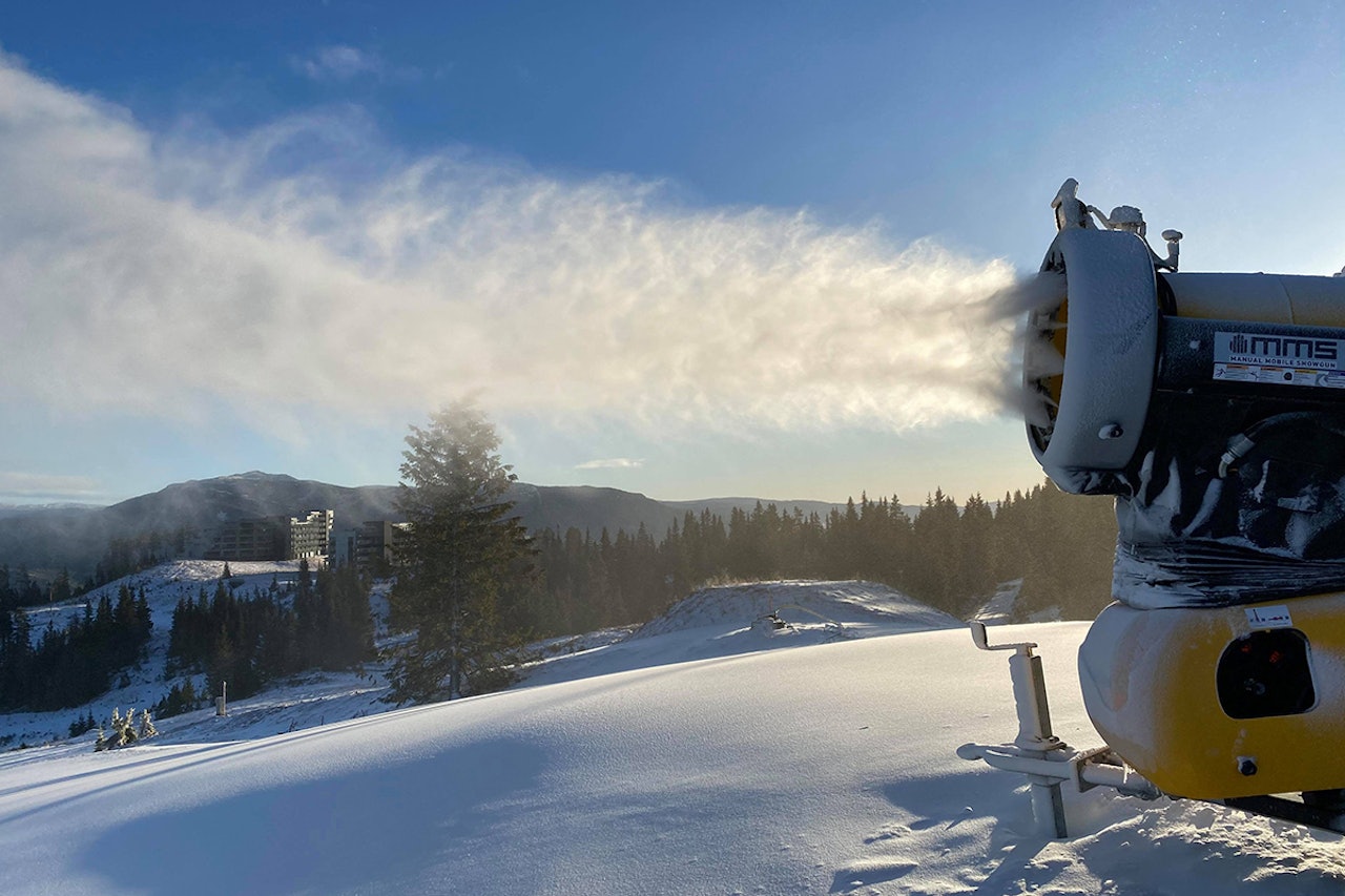 MOT SESONGSTART: Flere skianlegg, blant annet Kvitfjell, får produsert bra med snø nå. Foto: Alpinco Kvitfjell