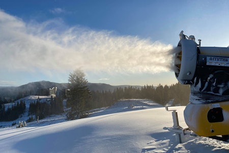 MOT SESONGSTART: Flere skianlegg, blant annet Kvitfjell, får produsert bra med snø nå. Foto: Alpinco Kvitfjell