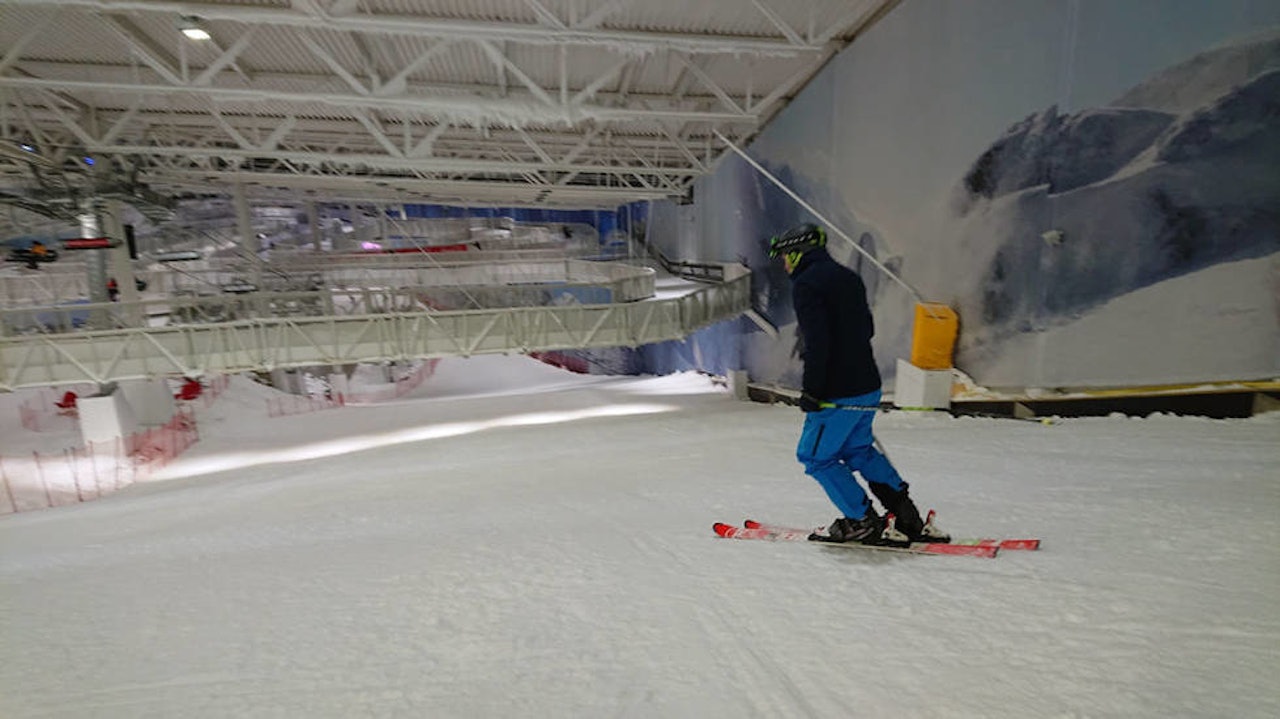 mann kjører ski innendørs på sin Lørenskog