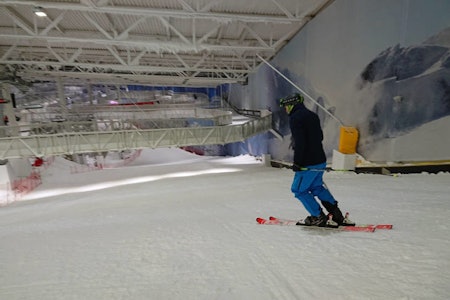 GJENÅPNER: Norges første innendørs skibakke åpner igjen i slutten av mai. Bildet er tatt på åpningsdagen. Foto: Erlend Sande mann kjører ski innendørs på sin Lørenskog