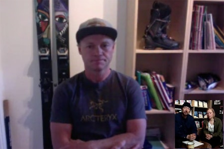 PÅ VIDEOLINK: Slik intervjuer man skiproffer i koronakrisen. Stian Hagen rapporterer om hvordan livet er i Chamonix nå. I videoboksen er Fri Flyt-redaktør Henning Reinton, og prosjektleder i Fri Flyt, Lisa Kvålshaugen Bjærum. Foto: Skjermdump Stian Hagen Virtuell High Camp