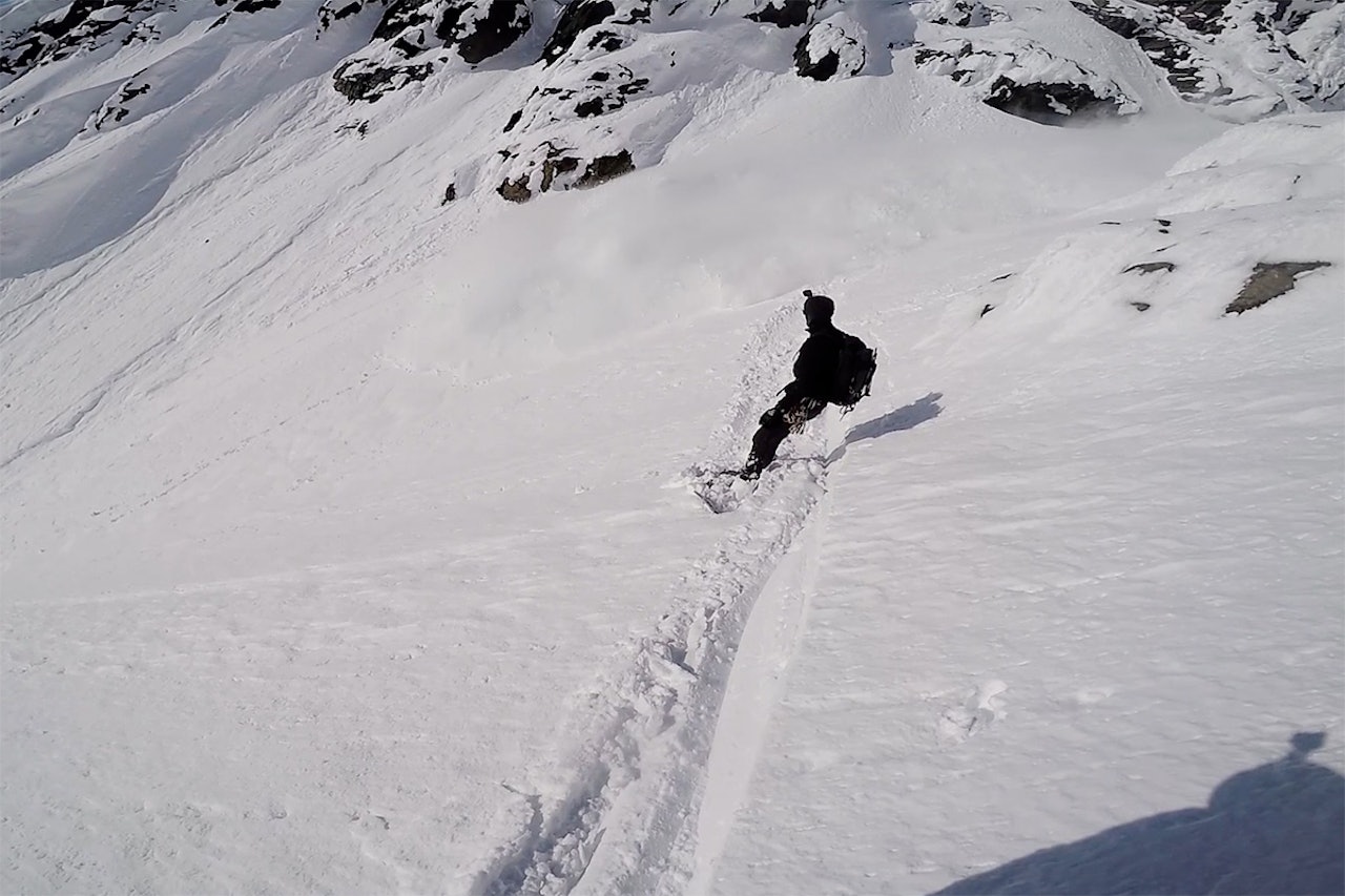 SKRED: Eivind Aanensen får akkurat kjørt ut til siden før skredet kommer. Se den dramatiske og lærerike filmen her. Foto: Skjermdump SKRED: Eivind Aanensen får akkurat kjørt ut til siden før skredet kommer. Se den dramatiske og lærerike filmen her. Foto: Skjermdump