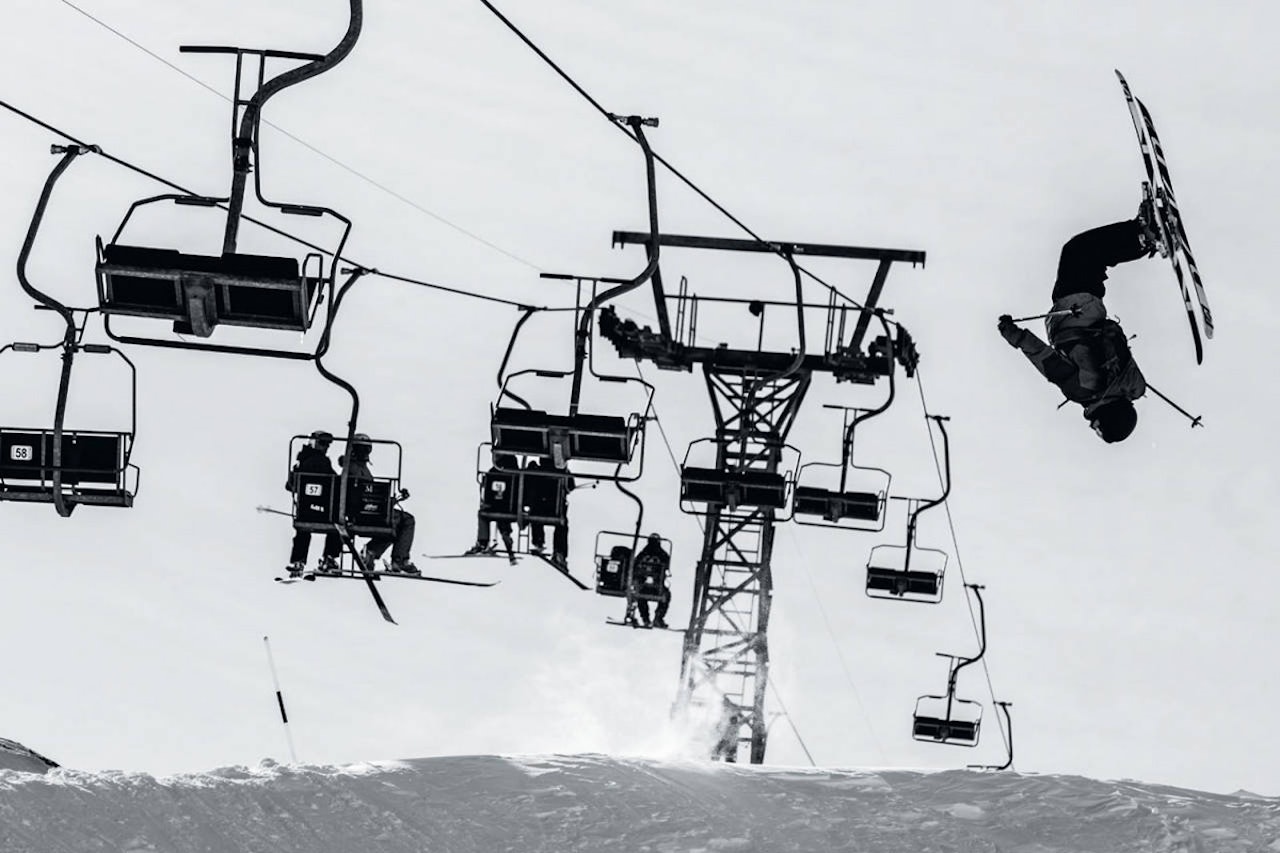 Leo Ahrens underholder publikum i stolheisen. Denne facen har vært åsted for mye moro av dette slaget. Foto: Mattias Fredriksson Riksgränsen Riksgrensen Riksgransen