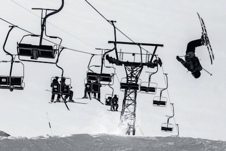 Leo Ahrens underholder publikum i stolheisen. Denne facen har vært åsted for mye moro av dette slaget. Foto: Mattias Fredriksson Riksgränsen Riksgrensen Riksgransen