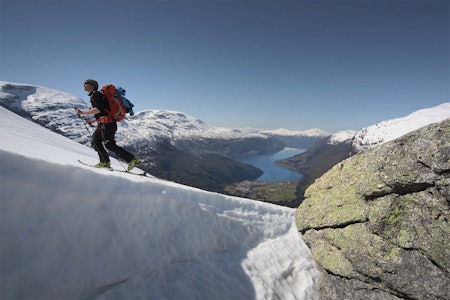 LANGT IGJEN: På dette bildet har Trygve Sunde Kolderup allerede gått langt, men han har fortsatt mange høydemeter igjen. Foto: Matti Bernitz Topptur Skåla Stryn Nordfjord Loen