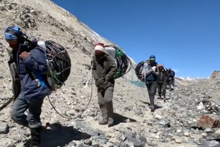 BYGGER: Her er bilder fra Mount Everest-utbyggingen. Foto: Skjermdump Huawei Mount Everest