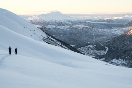 NATUR: Turen på bildet, som Anja Gardli og tindevegleder Einar Løken er på, er ikke en del av de trygge turene. Men viser noe av hvilken natur du kan vente deg på tur i Stryn. Foto: Bård Basberg Stryn topptur enkle