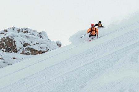 BLOWER: Det er ikke feil med gode 30 centimeter pudder midt i oktober. Dette er fra Jostedalen denne helgen. Foto: Paul Norheim Oktober Jostedalen Styggevatnet topptur